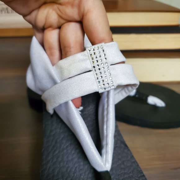Skechers Yoga Foam Sandal Rubber Cushion White Silver T Strap womens sz 8 - Picture 9 of 11
